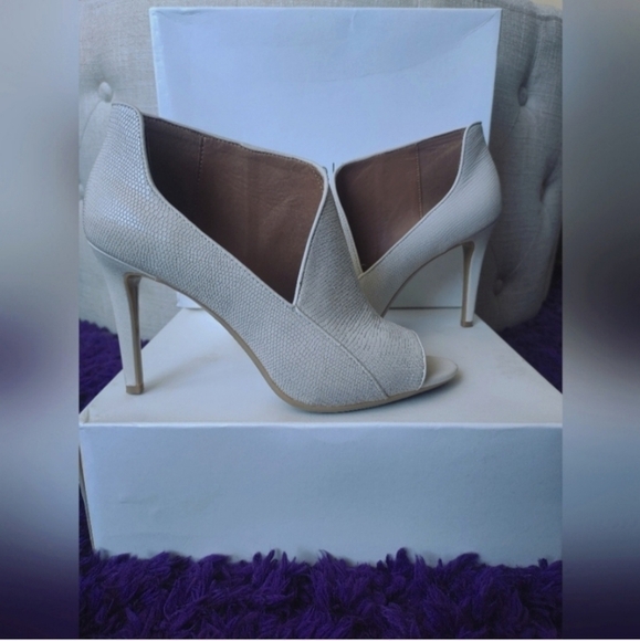 Calvin Klein White Cream Open Toe Heels - Picture 3 of 11